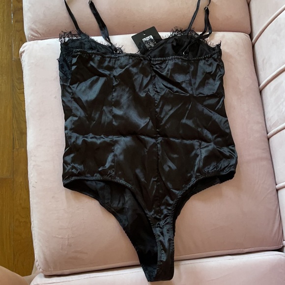 PrettyLittle Thing Black Eyelash Lace Trim Thong Bodysuit - Picture 4 of 4